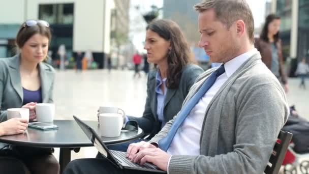 Grupp unga företag personer sitter i café — Stockvideo