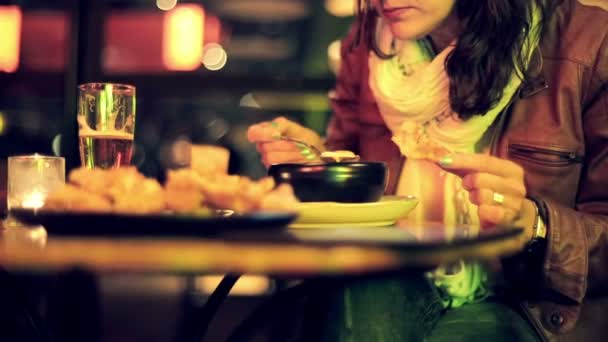 Mujer comiendo sopa tarde en la noche en el restaurante — Vídeo de stock