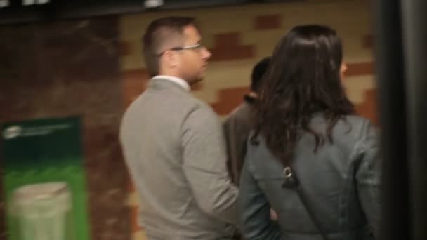 Pareja caminando fuera del metro tren — Vídeos de Stock