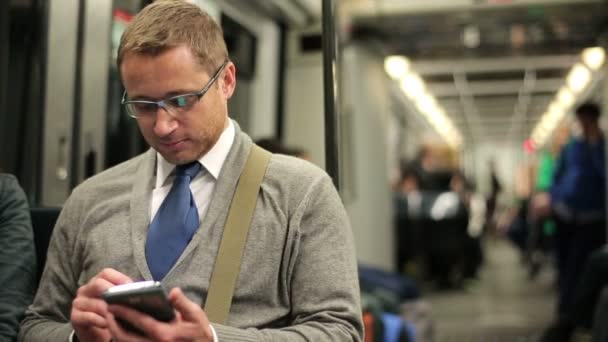 Empresario con teléfono inteligente a caballo metro tren — Vídeos de Stock