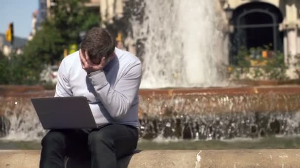 Geschäftsmann liest schlechte Nachrichten auf Laptop — Stockvideo