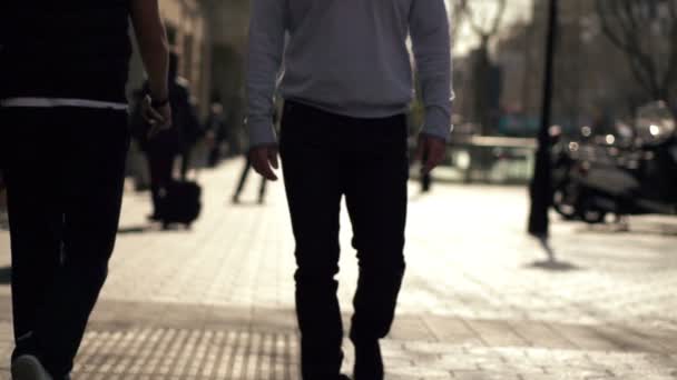 Silhouette di persone che camminano in città, super slow motion, colpo a 240fps — Video Stock