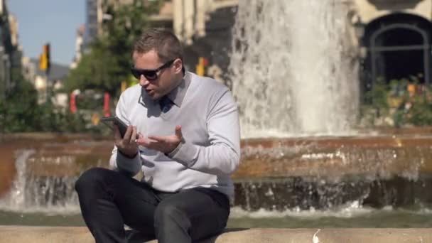Homme d'affaires en colère parlant sur un téléphone portable en ville — Video