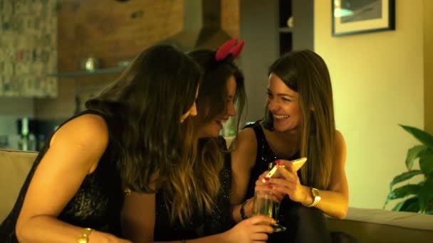 Веселые элегантные молодые девушки со смартфоном во время вечеринки — стоковое видео