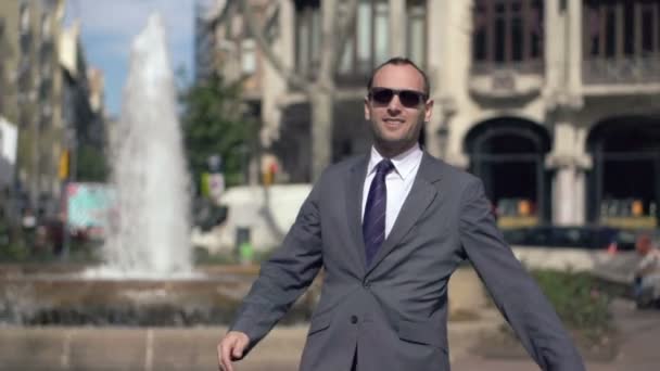 Портрет молодого щасливого успішного бізнесмена в місті — стокове відео