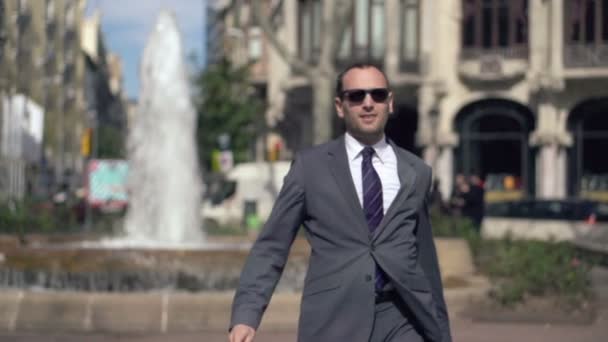 Boldog, sikeres üzletember a városban — Stock videók