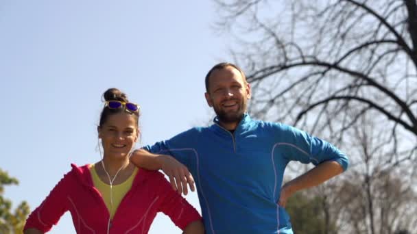 Felices corredores deportivos, pareja de pie en el parque — Vídeo de stock