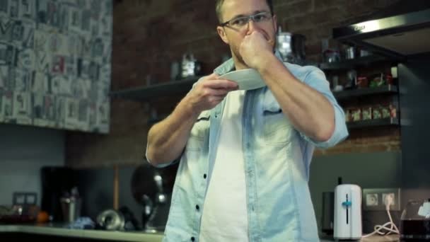 Hombre comiendo sándwich — Vídeos de Stock