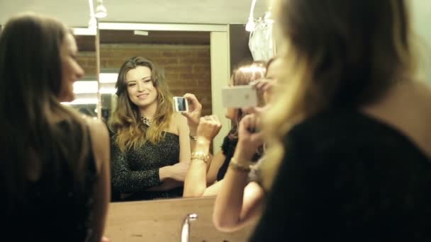 Elegantes novias tomando foto selfie en el baño antes de la fiesta — Vídeo de stock