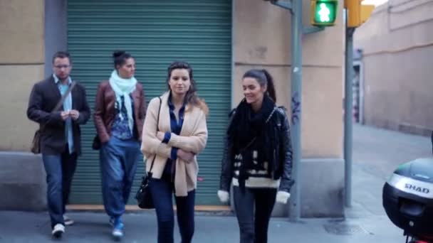 Jóvenes amigos cruzando la calle en la ciudad — Vídeo de stock