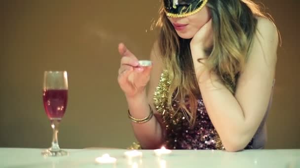 Triste, femme seule dans un masque mystérieux sur la fête — Video