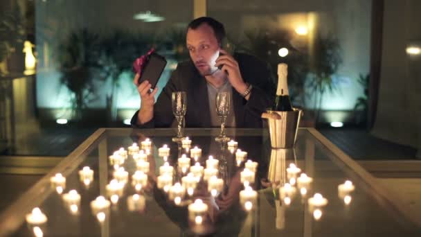Homem irritado falando no celular com sua falecida esposa no lugar romântico — Vídeo de Stock