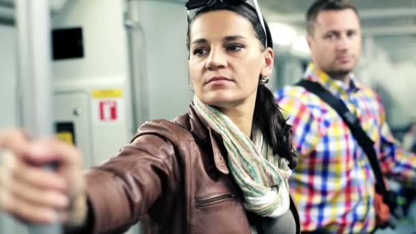 Mujer joven montando metro tren — Vídeos de Stock