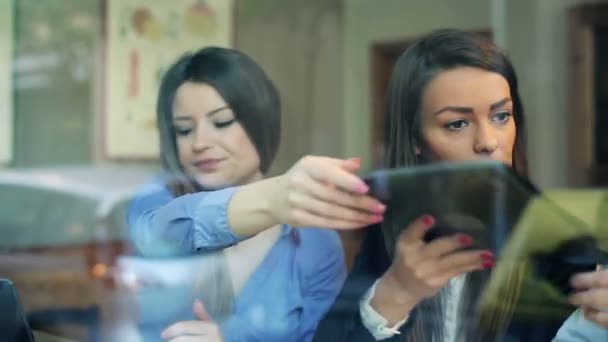 Tablet bilgisayar kafede üzerinde konuşurken iş adamları — Stok video