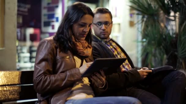 Pareja joven con tablet en la ciudad — Vídeo de stock