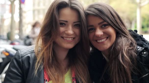 Portrait de deux belles petites amies heureuses dans la ville — Video