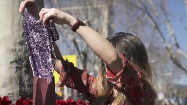 Copines vérifier les vêtements dans la ville , — Video