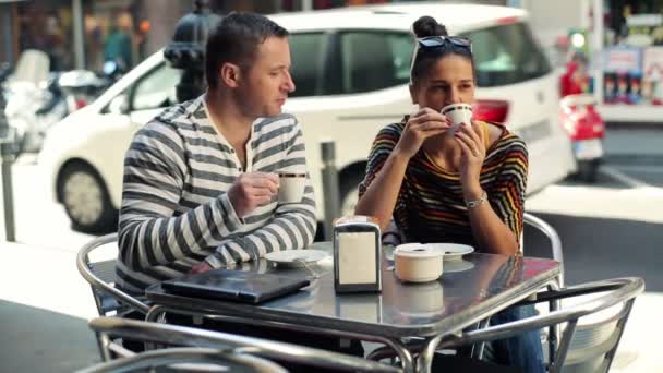 Pareja feliz hablando en el café de la ciudad al aire libre — Vídeos de Stock