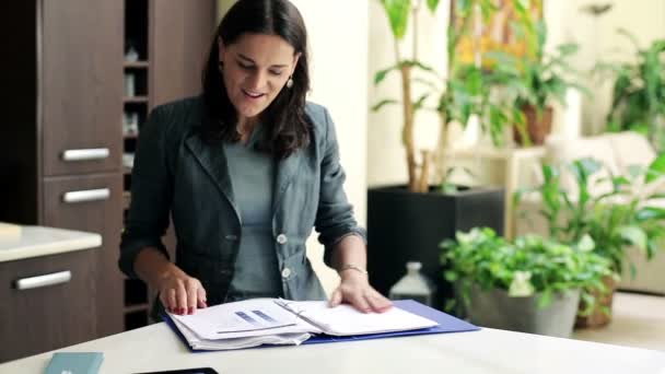 平板电脑和文件在家里的成功的女商人 — 图库视频影像
