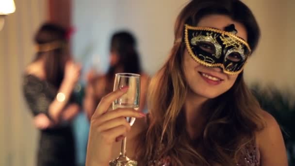 Sexy gelukkig vrouw in mysterieuze masker op partij — Stockvideo