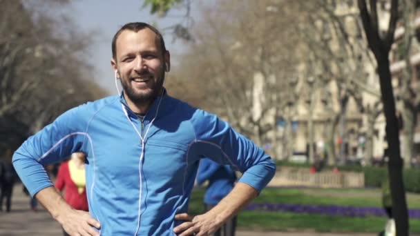 Junger glücklicher männlicher Jogger in der Stadt — Stockvideo