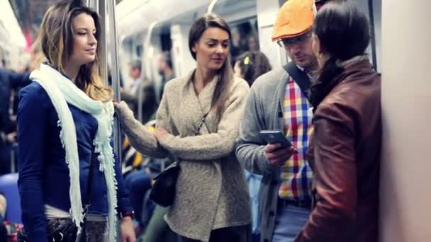 Mensen praten en met behulp van mobiele telefoon op metro — Stockvideo