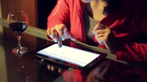 Donna che scrive messaggi e-mail sul tablet a tarda notte — Video Stock