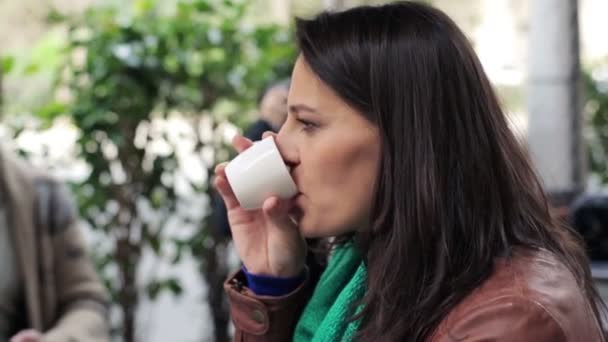 Nadenkend vrouw koffie drinken op terras — Stockvideo