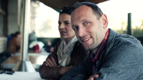 Portret van jonge gelukkig man zitten in Cafe — Stockvideo