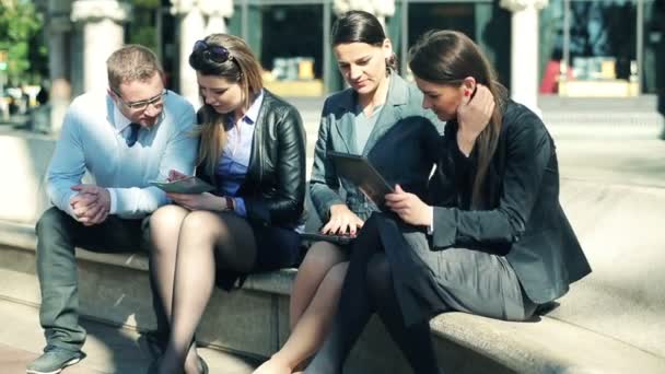 Gruppe junger Geschäftsleute mit Tablet, Laptop und Smartphone in der Stadt — Stockvideo