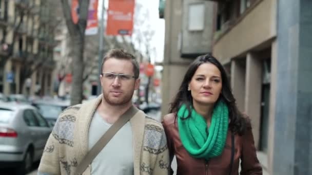 Молодая пара разговаривает и гуляет по городу — стоковое видео