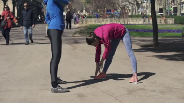 Kvinnor utövar, stretching i city — Stockvideo