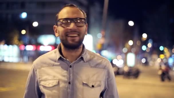 Gelukkig jonge knappe man permanent door de stad straat 's nachts — Stockvideo