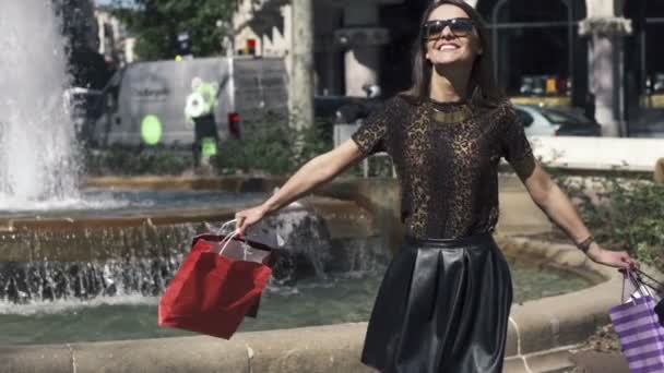 Mulher feliz com sacos de compras — Vídeo de Stock