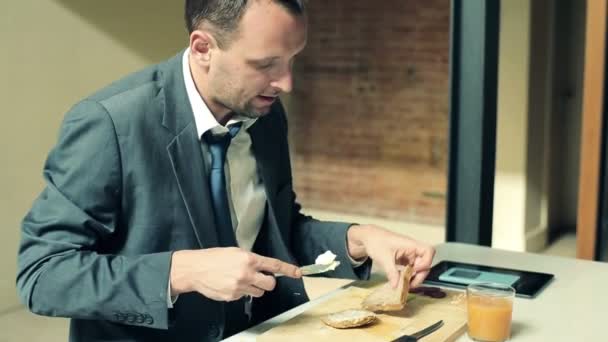 Empresário preparando seu café da manhã na cozinha em casa — Vídeo de Stock