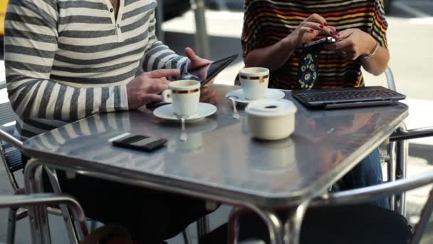 Personas con Tablet PC y smartphone en la cafetería de la ciudad — Vídeo de stock