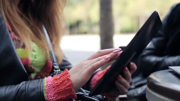 Manos femeninas con tablet PC en la ciudad — Vídeo de stock