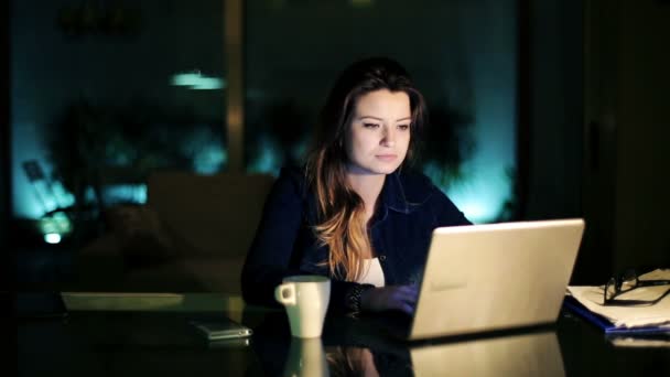 Сонная женщина заканчивает веб-серфинг на ноутбуке и ложиться спать ночью — стоковое видео