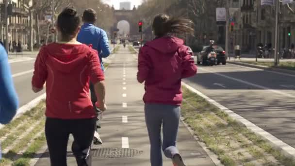 Joggers uitgevoerd in de stad — Stockvideo