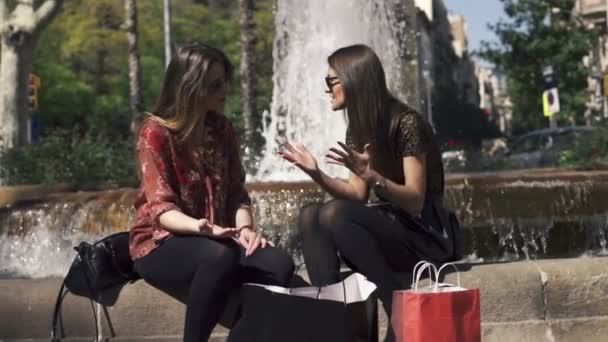 Glückliche Freundinnen in der Stadt — Stockvideo