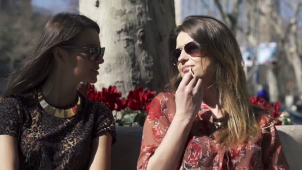 Duas jovens namoradas na cidade — Vídeo de Stock