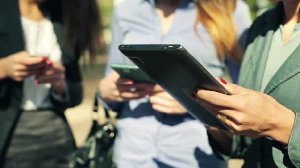 Gente de negocios trabajando en tabletas y teléfonos inteligentes al aire libre — Vídeos de Stock