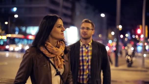 Pareja joven enamorada encontrándose en la ciudad por la noche — Vídeos de Stock