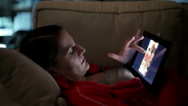 Frau sieht Fotos auf Tablet-Computer — Stockvideo