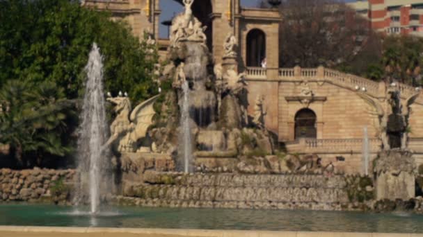 Fontein in Ciutadel park in Barcelona, super slow motion, beschoten 240fps — Stockvideo