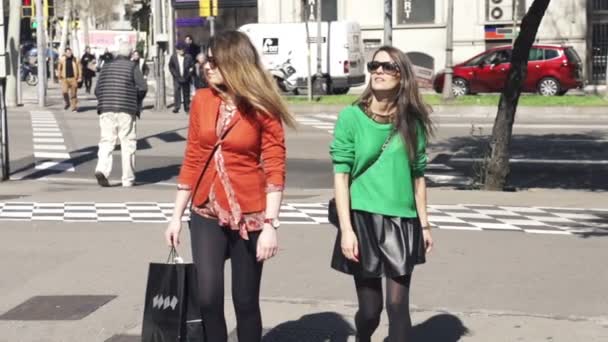 Vriendinnen met shopping tassen in de stad — Stockvideo