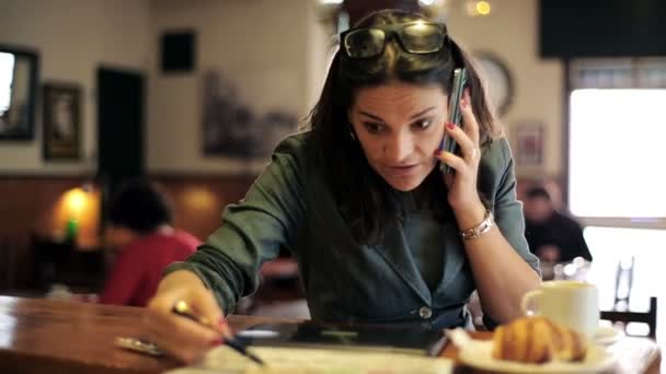 Femme d'affaires en colère parlant sur le téléphone portable au comptoir dans le bar — Video