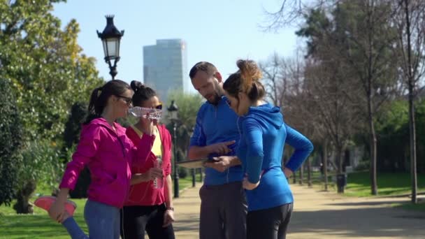 Trainer spiegare qualcosa alle donne dello sport nel parco — Video Stock