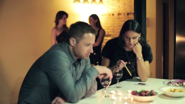 Entediado jovem casal durante mau encontro no bar — Vídeo de Stock