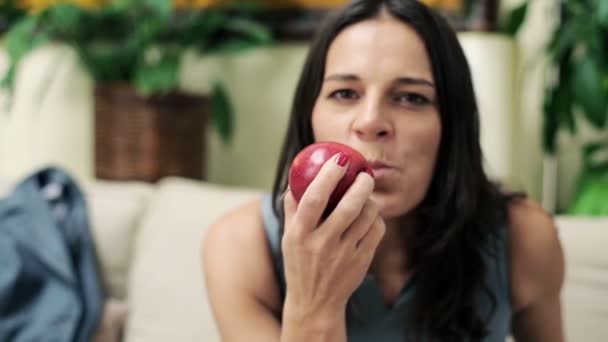 Lycklig kvinna äta goda äpple hemma — Stockvideo